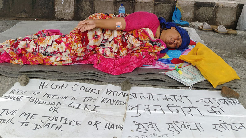 न्यायाधीशकै पत्नी न्याय माग्दै अनशनमा